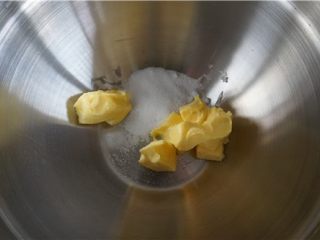 3、好吃的切达芝士酥饼,黄油软化加入细砂糖
