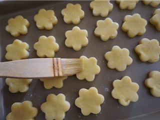 14、好吃的切达芝士酥饼,间隔排入不沾烤盘内，表面刷蛋液