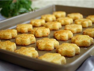 17、好吃的切达芝士酥饼,自然凉透储存