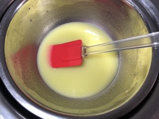 4、南瓜椰蓉面包,椰蓉馅食材中的黄油，牛奶，细砂糖倒入盆中，隔热水搅拌至融化