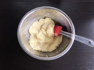 5、南瓜椰蓉面包,晾至温热加入鸡蛋和椰蓉搅匀，做成椰蓉馅，放在一旁备用
