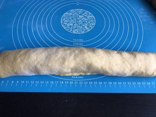 10、南瓜椰蓉面包,自下而上卷起