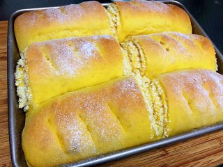 15、南瓜椰蓉面包,取出晾凉，脱模即可