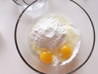 2、芝麻红糖饼 ,将鸡蛋加入面粉中,稍加搅拌成颗粒状