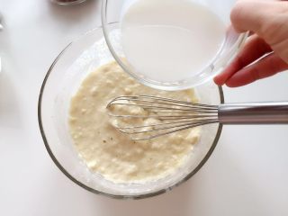 4、芝麻红糖饼 ,倒入70g牛奶持续搅拌,直至形成很光滑的面糊哈