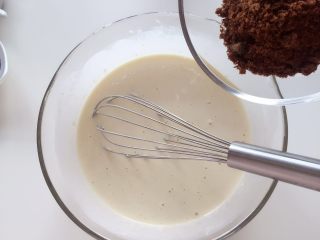 5、芝麻红糖饼 ,倒入红糖,将面糊搅拌均匀