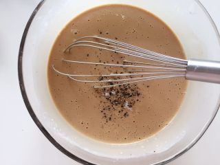 6、芝麻红糖饼 ,加入盐和黑胡椒(少量一点)