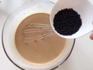 7、芝麻红糖饼 ,加入8g黑芝麻,搅拌均匀