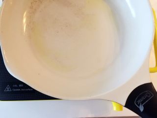 8、芝麻红糖饼 ,不粘平底锅刷一层橄榄油(少量)