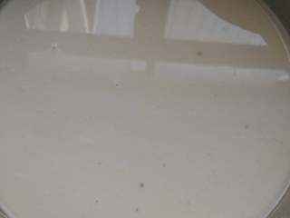 1、椰汁马蹄千层糕,125g马蹄粉加一碗水搅拌成浆