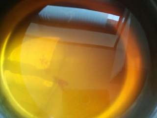 2、椰汁马蹄千层糕,两片红糖加两碗水煮成红糖水晾凉到80度左右