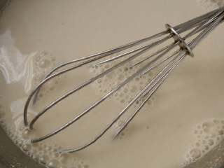 4、椰汁马蹄千层糕,将剩下的125g马蹄粉与400ml椰浆拌匀，加入一碗水和炼乳一起拌匀，小黄和小白就做好了