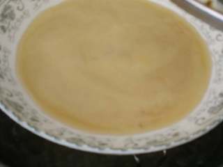 5、椰汁马蹄千层糕,蒸锅水开后，放入抹了少许油的盘子，倒入一层小黄，盖好盖子蒸3分钟左右