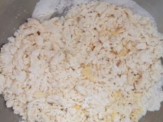 4、早餐自制手擀葱油捞面,用筷子搅成絮状