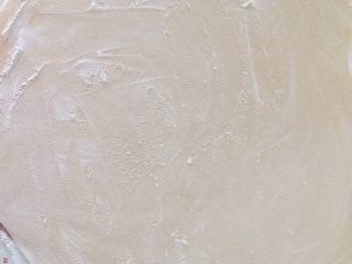 9、早餐自制手擀葱油捞面,在面片两面都均匀擦一层面粉