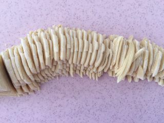 13、早餐自制手擀葱油捞面,切条，我喜欢切的细细的～亲们随自己喜好来切o