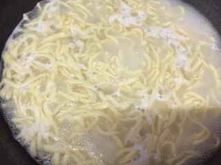 25、早餐自制手擀葱油捞面,烧煮5分钟，我擀得很薄，也切得细哦，反正煮面条至都浮起来，夹一条试试不夹生就可以了。