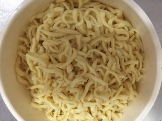 26、早餐自制手擀葱油捞面,捞起沥干水