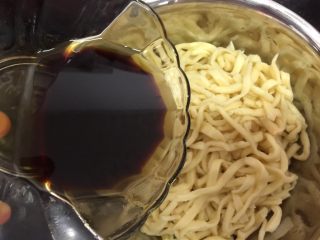 27、早餐自制手擀葱油捞面,把葱油倒进去