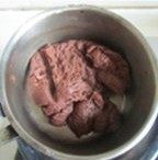 4、与咖啡很搭配的“水果闪电泡芙”,继续搅拌, 直至完全无颗粒