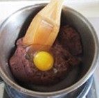 5、与咖啡很搭配的“水果闪电泡芙”,分次加入鸡蛋,搅拌均匀后再加入下一个