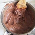 6、与咖啡很搭配的“水果闪电泡芙”, 所有的鸡蛋打入后拌均匀成光滑的面团,用铲挑起来成倒立的三角形