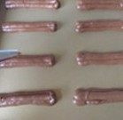 7、与咖啡很搭配的“水果闪电泡芙”,放入裱花袋中,再烤盘中挤出长条形