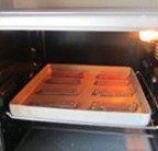 8、与咖啡很搭配的“水果闪电泡芙”,烤箱预热200度,放入烤箱中下层,先烘烤10分钟, 再转为170度烘烤12分钟