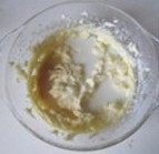 11、与咖啡很搭配的“水果闪电泡芙”,搅动成羽毛状,再加入牛奶、炼乳等其他原材料