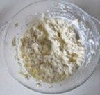 12、与咖啡很搭配的“水果闪电泡芙”,继续搅拌,直至其完全融合在一起