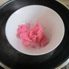 16、与咖啡很搭配的“水果闪电泡芙”,红色巧克力隔水融化