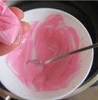 17、与咖啡很搭配的“水果闪电泡芙”,将融化的巧克力放入保鲜袋中, 在底部剪上一个小口