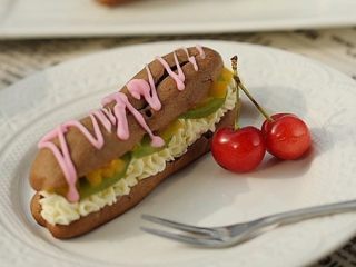 19、与咖啡很搭配的“水果闪电泡芙”,咖啡和它很搭哟。