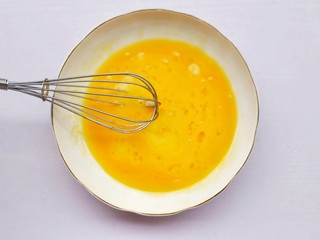 8、爆浆芝士火腿土司卷,鸡蛋打散。