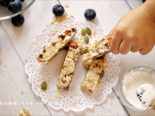 1、果仁燕麦能量棒,用FLUFF棉花糖做的能量棒，口感柔韧，甜味清新，果香浓郁，更适合老人小孩食用。