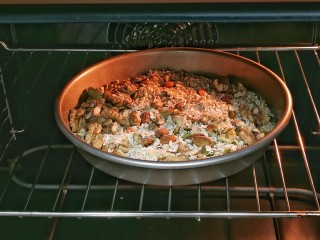 3、果仁燕麦能量棒,烤箱预热180度。把果仁燕麦混合物装入烤盘，入烤箱烘烤5分钟，晾凉。