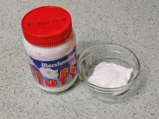 4、果仁燕麦能量棒,用勺子舀出25克FLUFF棉花糖备用。