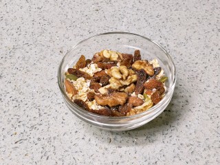 5、果仁燕麦能量棒,取80克果仁燕麦混合物备用。