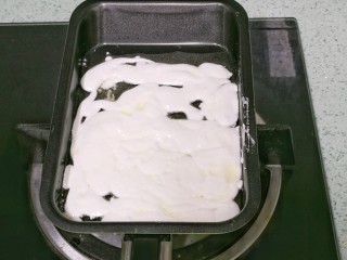 6、果仁燕麦能量棒,小煎锅里倒入玉米油和棉花糖，小火加热1分钟左右，使棉花糖变得更加柔软。