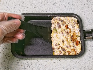 9、果仁燕麦能量棒,完全晾凉后，用小铲子铲起取出。（这里使用的是学厨厚蛋烧小煎锅。）
