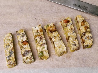 10、果仁燕麦能量棒,切成小条块即可。