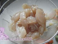 1、黄金海鲜焗饭,将鱼肉片用盐，胡椒粉，料酒腌几分钟；虾仁去肠；蟹捧成小段