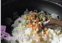 2、黄金海鲜焗饭,鸡蛋打散；炒至半生熟，倒入白饭，炒均匀后，将青豆粒，红萝卜粒，玉米粒放入，翻炒均匀