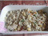 3、黄金海鲜焗饭,放盐调味，炒均匀，把炒好的饭放入烤盘中