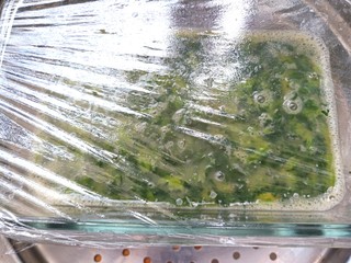 10、菠菜鸡蛋糕,放入菠菜搅拌均匀，盖上保鲜膜，扎几个小洞，水烧开上锅蒸15分钟，关火焖2分钟