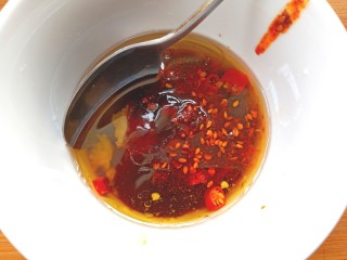 14、菠菜鸡蛋糕,放入醋，生抽，耗油，油泼辣子，凉开水