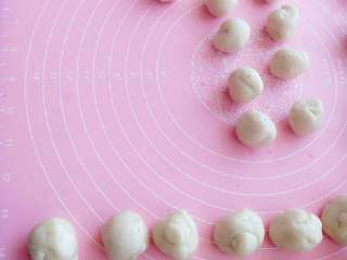 7、苏式月饼《蛋黄酥》,把醒好的水油皮分成18份，每份按18克，油酥也分成18份，每份12克