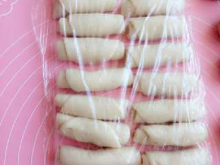 11、苏式月饼《蛋黄酥》,在把卷好的面团，盖上保鲜膜，醒发15分钟