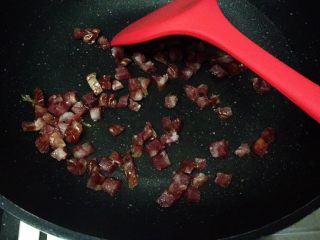 4、电饭锅土豆腊肠饭,中火,锅里先放腊肠,稍煎一下