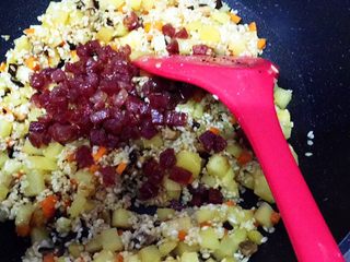 10、电饭锅土豆腊肠饭,放入煎过的腊肠,迅速翻炒均匀,关火